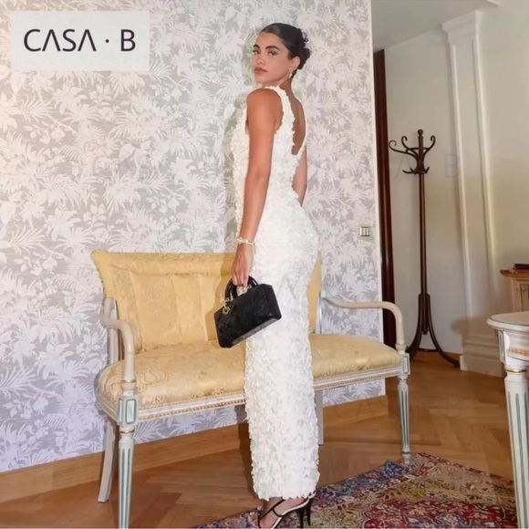 NEW💫 CASA B| “ Dreaming in Rose” 3D Floral Appliqué Ivory Plunge Neck Gown - Picture 2 of 7